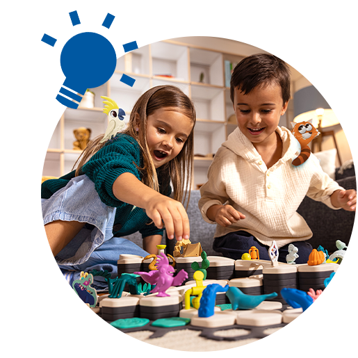 Kinder spielen mit GraviTrax Junior